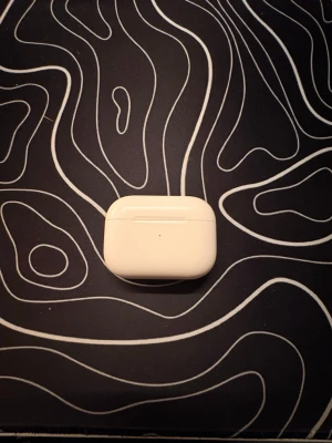 Hörlurar  - Säljer ett par AirPods Pro med laddningsetui. Hörlurarna är trådlösa och erbjuder aktiv brusreducering. Perfekt för dig som vill ha kvalitetsljud och smidig användning. Har dok råkat slänga boxen. Men Medföljer ett genomskinligt skal till dem. skriv om du har några frågor och priset är inte hugget i sten!😄🙌🏼