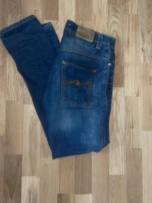 Blå jeans från Nudie Jeans - Säljer ett par Nudie jeans som knappast är använda och i väldigt bra skick