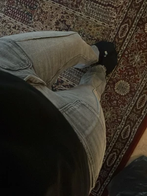Grå boutcut jeans med sömdetaljer - Säljer ett par grå boutcut lowaist jeans med markerade sömmar längs benen. Jeansen har klassisk femficksdesign och är i stretchigt material som sitter tajt. Perfekta för dig som gillar en modern och stilren look. Ända nackdel är att det finns ett hål i vänster bak ficka men tycker själv att det är unikt💕💕