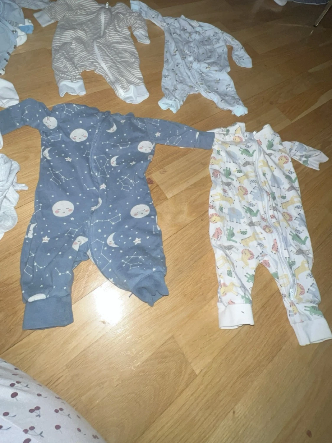 Mix av babybodys i neutrala färger - 5