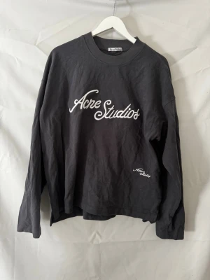 Acne studios tröja - Snygg mörkblå acne studios tröja  | Kanon skick 