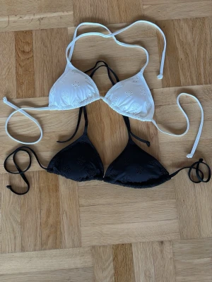 Bikini toppar med blommor - Säljer dessa två bikini toppar med blommigt mönster från H&M i storlek 36. En svart och en vit. Kan också säljas separat och pris diskuteras då. Den vita har ett litet streck på sig som syns på sista bilden.