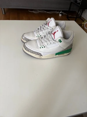 Jordan 3 Lucky Green - Ett par Air Jordan 3 Lucky green i mycket bra skick, använd ett tiotal gånger. Storlek 42, kartong medföljer. Hör av dig vid fler frågor eller funderingar😁/Filip