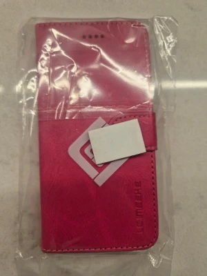 Rosa plånboksfodral i läder till iPhone - Snyggt rosa plånboksfodral passar iPhone 7/8/SE2/SE3. Fodralet har kortfack och skyddar mobilen.