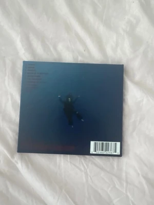 CD Billie Eilish - CD-skiva med Bilmie Eilish Hit me Hard and Soft. Omslaget är gjort av kartong och har en modern, konstnärlig design. Perfekt för dig som gillar unika album och snygga omslag.