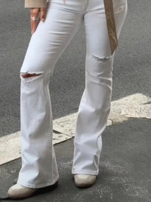 Low waist bootcut jeans - Vita Low waist bootcut jeans från gina, har använt de 1 gång, de kostar 400kr nya