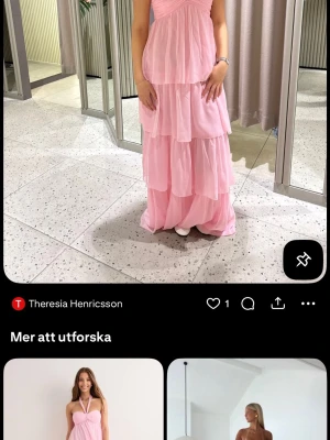 Ljusrosa långklänning från Nelly - Jättefin rosa klänning från nelly!!! Perfekt nu till balen eller en trevlig middag!! Säljer pga att jag hittade en annan balklänning så den är aldrig använd💕💕