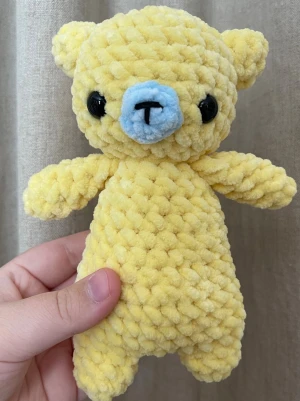 Handvirkad nalle i chenille – Sverige / student – ca 18 cm - Handvirkad nalle i mjukt chenillegarn i gula och blå toner inspirerade av Sverige. Perfekt som studentpresent, till nationaldagen eller som en unik och personlig gåva. En större och extra kramvänlig plushie som passar både barn och vuxna. Varje exemplar är unikt och gjort helt för hand. Ca 18 cm hög.