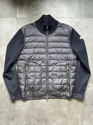 Moncler cardigan  - Tjena, säljer nu denna riktigt snygga och populära Moncler cardiganen, den är i använt skick som kan ses på bilderna, dunet är också lite tunt, storlek XL, hör av er vid frågor och funderingar🙌🤝 