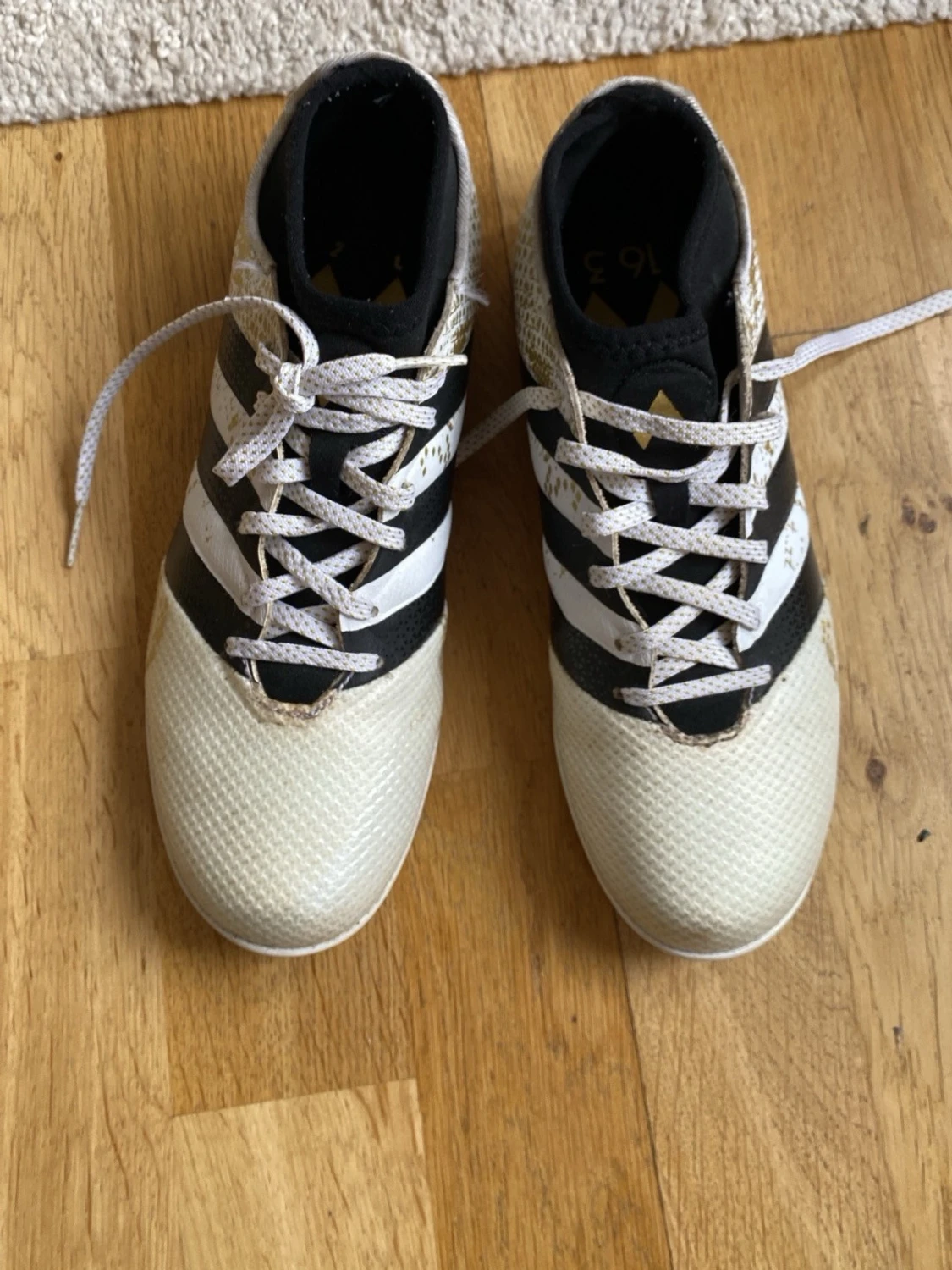 Adidas vita och svarta innetränings skor  - 2