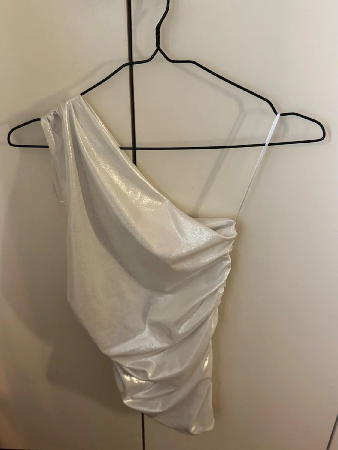 Glittrig silver one shoulder-klänning