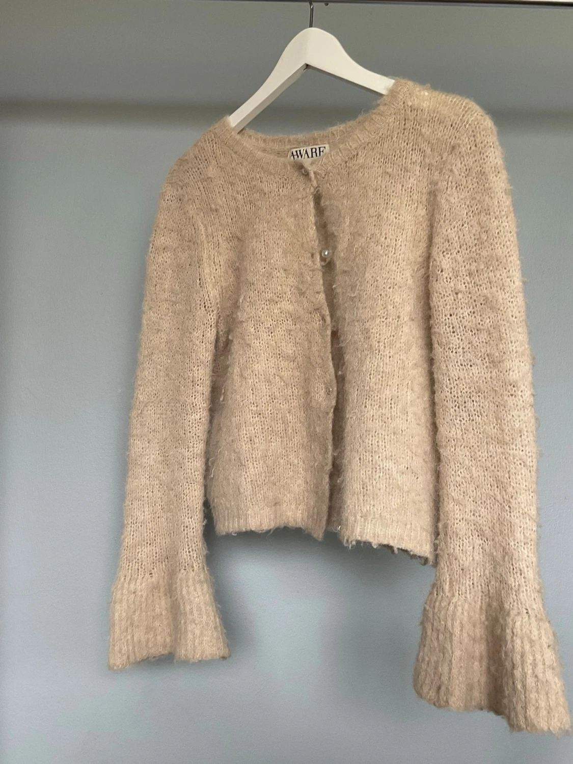 Beige fluffig kofta från AWARE