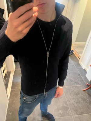 Maison Margiela Zip  - Säljer en mörkblå stickad zip tröja från Maison margiela storlek S-M modellen är 182 och väger 66kg ungefär 