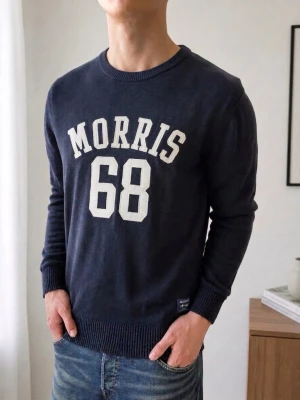Mörkblå Morris tröja - Säljer en sjukt fet tröja från Morris i färgen mörkblå. Tröjan är i bra skick då den har varit väl omhändertagen och är i M och sitter även som M. Hör gärna av er vid frågor elr funderingar!!