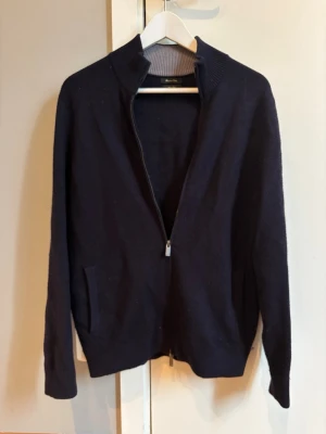 Massimo Dutti Full Zip - En Massimo Dutti Full Zip/Cardigan i mjukt och skönt tyg. Mörkblå med två fickor. Storlek M. I bra skick! Skickar snabbt ✅