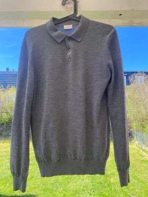 John Henric Merino Longsleeve - Väldigt fin och skön John Henric Long Sleeve Pike i 100% Merino Ull. Den är i väldigt bra skick på grund av att jag ej använt den mer än ett fåtal gånger. Den är S men utgå från måtten: Längd 64cm, Bredd 44,5cm. För mer mått eller funderingar skicka ett dm. 