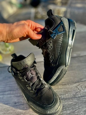 Svarta Air Jordan sneakers - Snygga helsvarta Air Jordan sneakers med klassisk siluett och coola detaljer i läder och mesh. Skorna har svarta snören, perforerade paneler och en robust sula med synlig luftdämpning. Perfekta för dig som gillar streetwear och sportig stil. Använda ett fåtal ggr. Innermått 24.5 cm. 