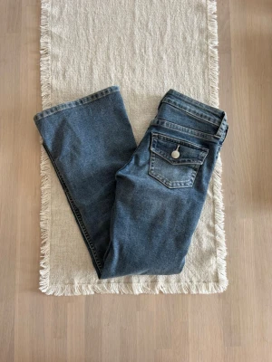 Dam blå flare low waist jeans  - Storlek 30 från H&M, uppsydda för mig som är 155cm. Rakt över midjemått: ca 32 cm. Innebenslängd: ca 65cm. Skickas inom 48h kika in min profil för mer fina plagg!