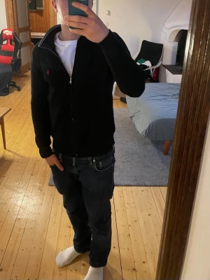 Svart full zip från Ralph Lauren - Säljer en svart ziptröja från ralph lauren, hör av er vid minsta fundering❤️‍🩹