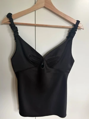 Slutaåld topp från adoore - Super fin topp från Adoore som inte finns att köpa längre. Inga tecken på användning 