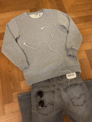 Grå crewneck från Jack&Jones  - Grym kvalité, inga defekter. Storlek är L, passformen sitter bra. Men Kolla måtten så de passar:)                                                                    Mått -|-  Axelmått: 45 cm  Längd: 71 cm.          Bröst: 54 cm  Arm: 59 cm                                 Leverans sker dagen efter, men har du nån fråga är det bara att skriva :)j