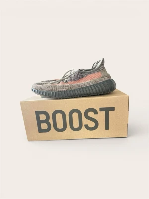 Yeezy Boost 350 V2 "Ash Stone" – Storlek 42 2/3 - Säljer ett par riktigt snygga och eftertraktade Yeezy Boost 350 V2 i den snygga färgställningen "Ash Stone". Skorna är välkända för sin fantastiska komfort tack vare Boost-sulan och den följsamma ovandelen i Primeknit. Originalboxen och online-orderbekräftelsen medföljer givetvis vid köp. Ett perfekt tillfälle att uppgradera din sneaker-rotation med en riktig klassiker!  Skick: Mycket fint skick!  Märke/Modell: adidas Yeezy Boost 350 V2 "Ash Stone"  Storlek: 42 2/3 (US 9 / UK 8,5)