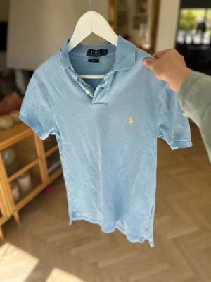 Ljusblå piké från Polo Ralph Lauren - Hej! Säljer en Piké från Ralph Lauren i NYSKICK✨Storlek S. Hör av dig vid frågor🙌