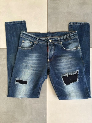 Äkta Dsquared Jeans Herr Nyaste Modellen! - Säljer nu mina feta Dsquared Jeans! Det är den nyaste modellen (Black Patch) i storlek 40. Vilket Motsvarar ca 32/32 🥰 ✅Självklart äkta, och jeansen är i nyskick!✅
