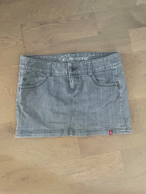 Grå jeanskjol från Esprit - Snygg grå jeanskjol från edc by Esprit!🩷