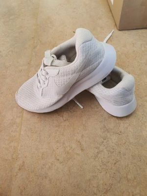 Nike Sneakers storlek 36 - Nike Sneakers storlek 36  Jag la nyss upp ett annat snyggt par i storlek 36. Spana gärna in dem!