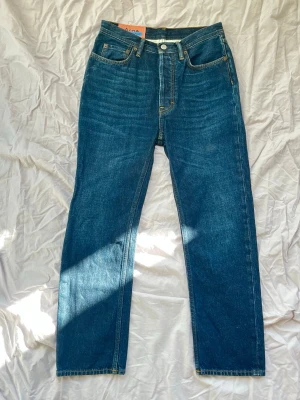 Blå raka jeans Acne Studios Blå Konst - Acne Studios Blå Konst jeans med rak passform. Helt nya, bara provade en gång. Längd 95cm Bredd 37,5cm.  Säg till om du har några frågor eller bud!:)