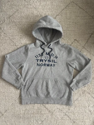 Trysil Norway Hoodie - En hoodie med snygg design på framsidan. Storleken på hoodien är M och passar mig fint som är 178. Den är i bra skick och har inte många tecken på användning!