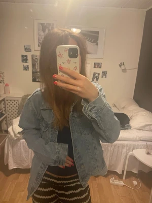 Jeansjacka - Säljer en ljusblå jeansjacka då den inte kommer till användning! 💕Använd väldigt få gånger så är i väldigt bra skick.