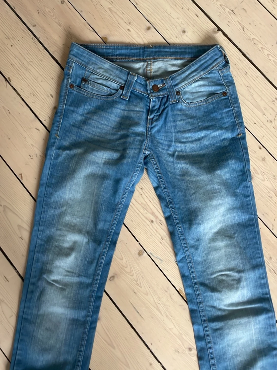 ljusblåa jeans från levis - 1