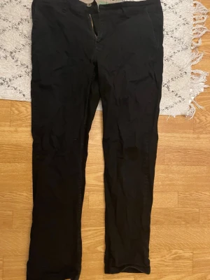 Svarta raka jeans - Säljer ett par svarta jeans med rak passform och klassisk femficksdesign. Jeansen har dragkedjegylf och knapp i midjan. Perfekta till en avslappnad stil och funkar året runt.