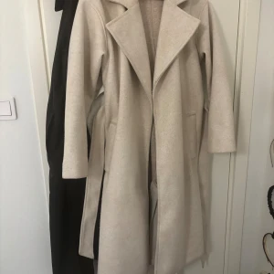 Beige ullkappa med bred krage - Säljer denna beiga kappan ( kommer inte ihåg vart den köptes) 