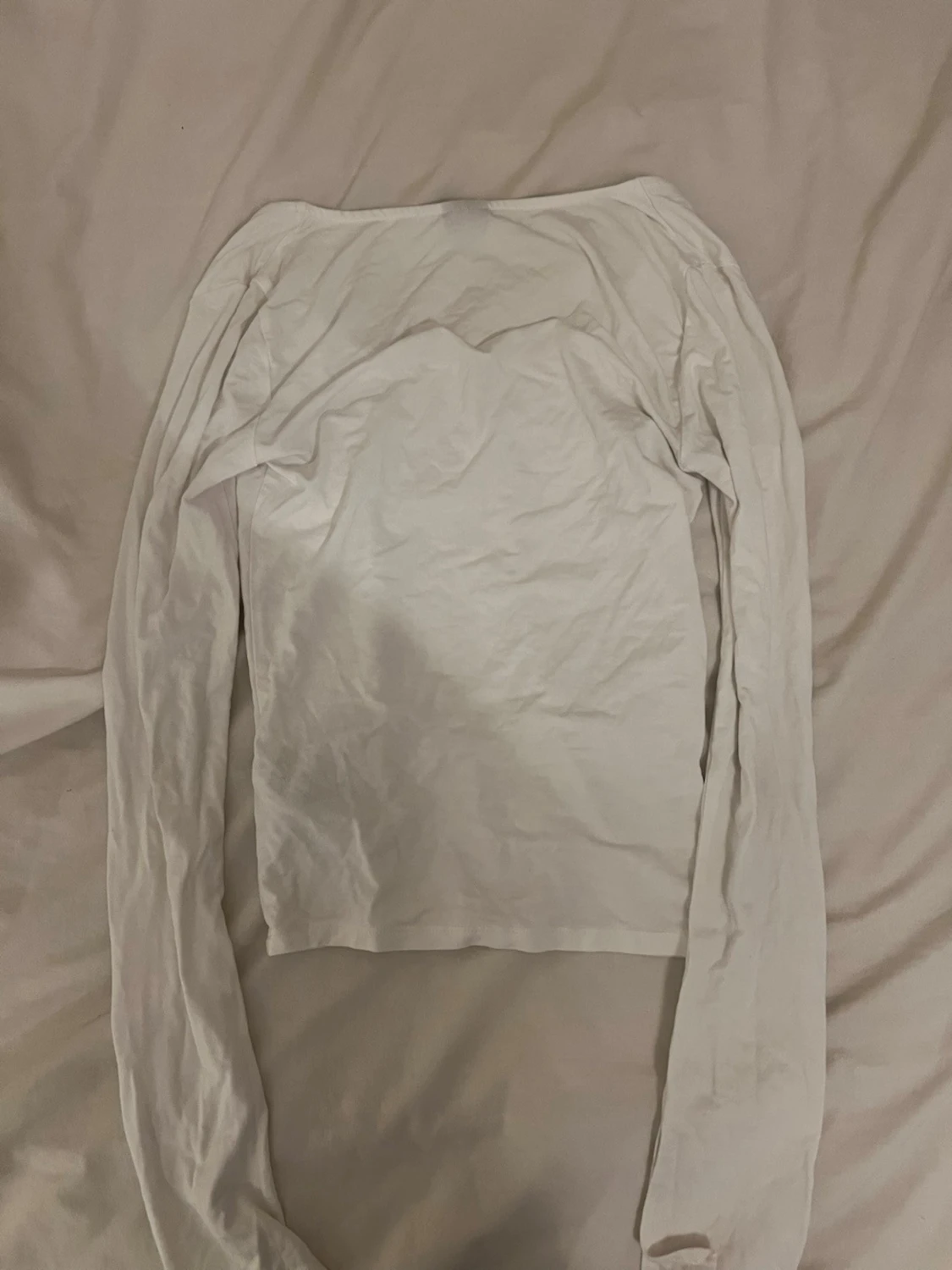 Vit långärmad topp med vid ringning - 1