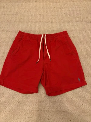 Röda shorts Polo Ralph Lauren - Säljer nu detta feta paret röda shorts ifrån PRL, perfekta inför sommaren! 🔥Shortsen är i toppskick och har bara används ett minimalt antal gånger! Storleken är S. Nypris är ca 90 euro ~ 900 Kronor! Tveka inte att fråga vid minsta fundering!😇