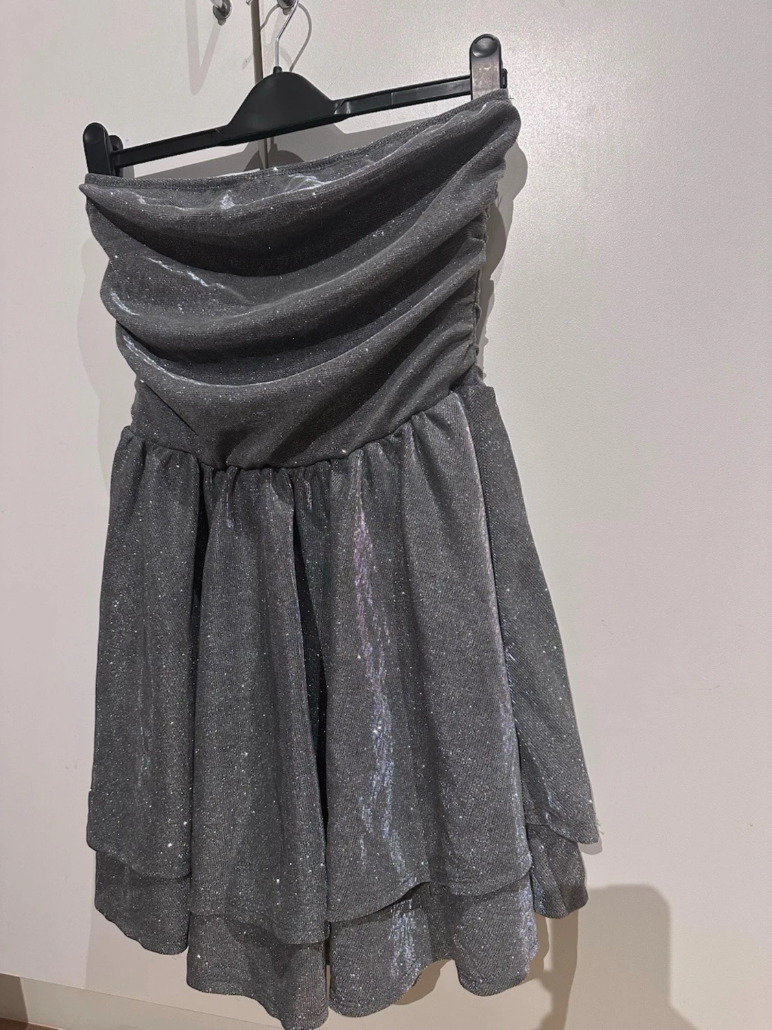 Glittrig axelbandslös klänning - 1