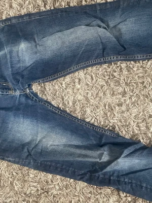Levi's 511 Slim jeans blå - Snygga blå Levi's 511 Slim jeans med klassisk tvätt och lätt slitning. Modellen är smal och har en modern passform som sitter tajt men ändå bekvämt. Perfekta för dig som gillar en stilren och avslappnad look.