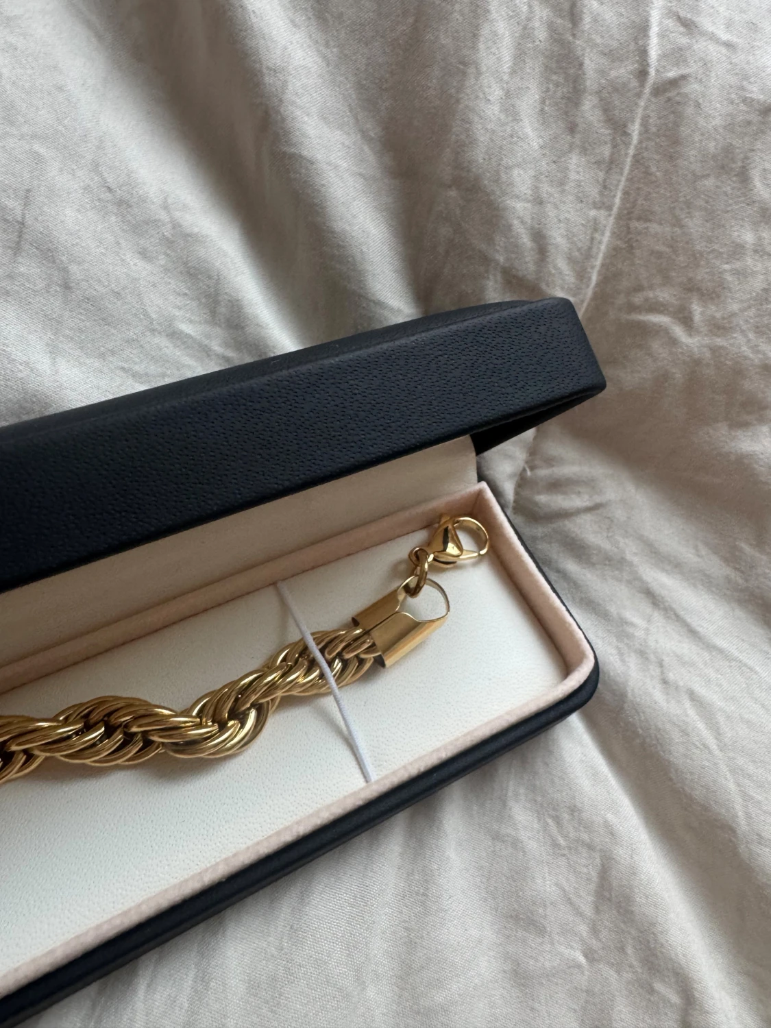 Guldfärgat armband från Indossa - 2