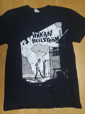 Håkan Hellström T-Shirt | S / Small - T-Shirt med Håkan Hellström tryck på framsidan.  Gildan - Softstyle. Small (Mått finns på bilderna!) 100% bomull.  Se bilder.  Kika in mina andra annonser!