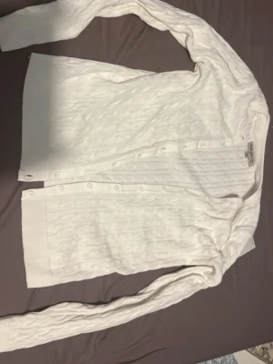 Vit kabelstickad kofta  - Vit kabelstickad kofta,,köp på Ullared alldrig använd 