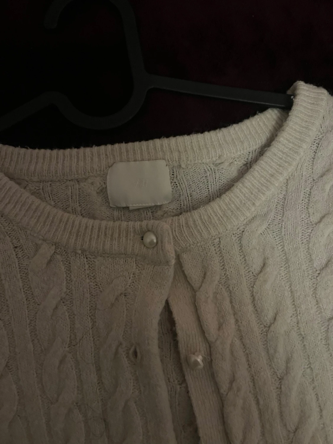 Vit kabelstickad kofta med pärlknappar - 2