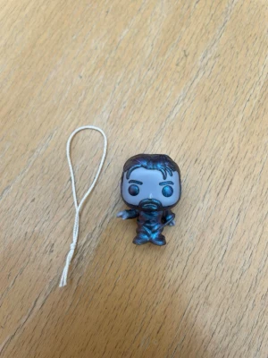 Stranger things kinder  - Hopper från stranger things med tråden till 