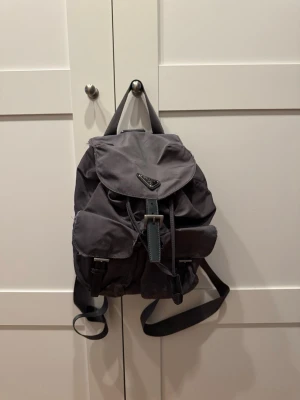 Prada Backpack - Bredd 30 cm - Längd 25 cm - En liten fläck: se sista bilden