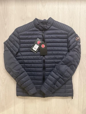 Collar jacka (unik) - Väldigt schysst Colmar jacka som passar nu till våren. Denna modell är väldigt unik, då många inte har en sådan. Helt ny, utan defekter. Vid mer frågor är det bara att skriva i DM. Storlek M