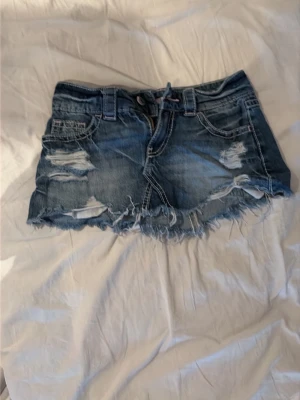 Jeanskjol -  En blå jeans kjol från Gina Tricot, 14+ i XXS 