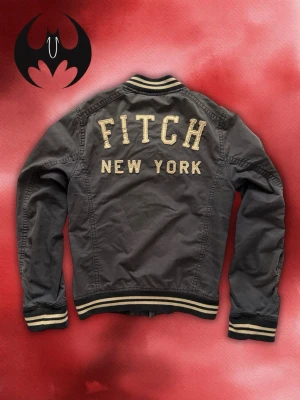 Vintage Bull point Abercrombie & fitch Jacket - A&F bull point jacka | Väldigt bra skick, lite gult men går att tvättas | Size M | Längd: 66cm Bredd: 52cm Armlängd: 72cm | Lägg endast bud med avsikt att köpa, inga fördröjning! | Pris är inte hugget i sten!