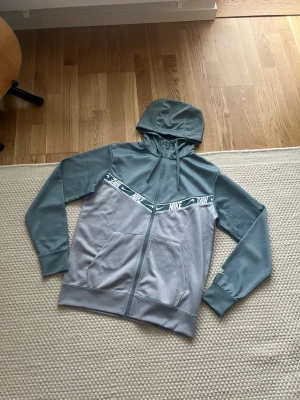 Nike zip tröja - Säljer denna Nike sportswear repeat full zip i topp skick! Endast använd någon gång så finns inga brister. Nypris på 999kr Storlek M Mått: Axel-Axel 44cm Armhåla-Armhåla 51cm Längd  67cm